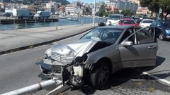 Estado en el que qued� el Mercedes implicado en el accidente tras chocar contra una farola de la avenida de Mar�n
