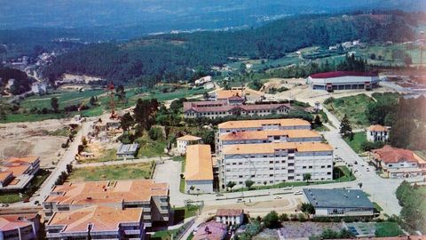 En 1971, con el campus sur en pleno desarrollo, se levant� el actual edificio, que se puede ver en el centro de esta imagen del campus de los a�os 70