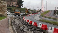Operarios trabajandoeste martes en la zona del rectorado de la UDC, donde retiraron las antiguas vas del tranva