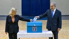 Netanyahu vot� acompa�ado de su mujer