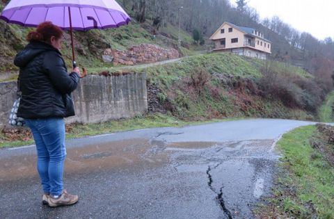 Grietas en la carretera de Esperante, cerca de la casa que está en medio de la ladera peligrosa.