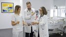 De izquierda a derecha: Cristina Martnez Miro, enfermera de la unidad de ensayos clnicos del Complexo Hospitalario Universitario de A Corua (Chuac); Manuel Fernndez Bruno, onclogo mdico y responsable de la unidad; y Charo Garca Campelo, jefa de servicio de oncologa del Chuac y responsable del grupo de investigacin de oncologa del Inibic.