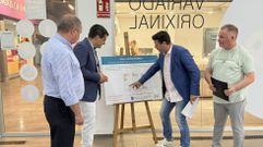 Gabriel Al�n y Jos� Ram�n Romero examinan el proyecto a ejecutar en la plaza de abastos