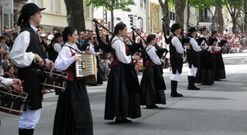 A Banda de Gaitas de Forcarei, durante unha actuaci�n na localidade francesa de Lorient no ano 2013.