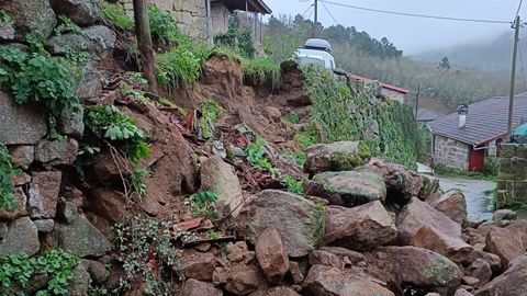 Caída de un muro de piedra sobre la calzada en Requeixo de Valverde