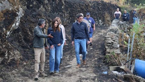 La conselleira, con el alcalde de Sober, a la izquierda, en su visita a Rosende