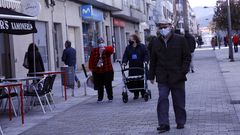 Imagen de la calle peatonal de Boiro, concello en el que se pas� de no tener ning�n positivo en una semana a registrar dos