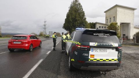 Agentes de tr�fico de la Guardia Civil en la carretera N-540 en Chantada, en una fotograf�a de archivo