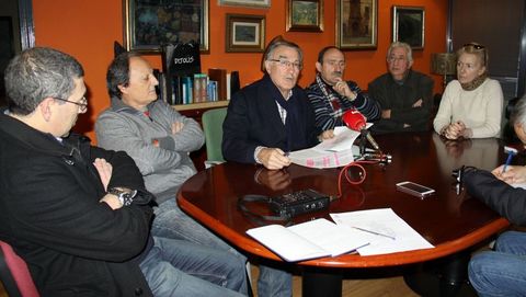 Garc�a (en el centro), acompa�ado de varios de los ediles del grupo de gobierno