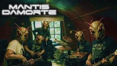 Camuflados bajo la imagen de mantis, los cinco m�sicos saben perfectamente qu� hacer con sus instrumentos