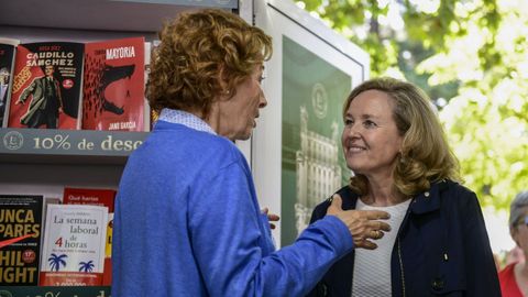 Nadia Calvio (derecha) en la Feria del Libro de Madrid.