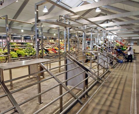 Los puestos vac�os de la planta superior ofrecen una imagen desoladora del Mercado de Abastos. 