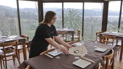 Dolores prepara una mesa del comedor acristalado, con vistas a Cedeira y a la r�a