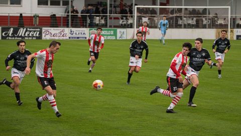 Santi Figueroa, a la derecha de la imagen, iniciando la salida del bal�n para el C�ltiga en su partido de Liga frente al Noia del pasado mes de diciembre.