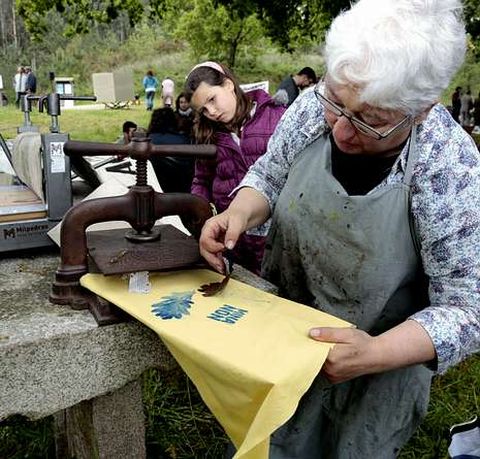 En el taller de grabado se estamparon pauelos.