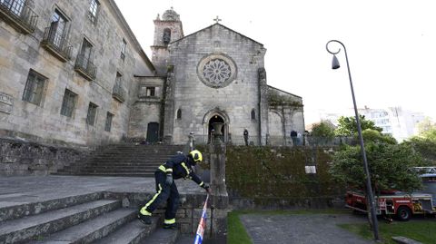 Los bomberos acudieron este lunes por la ma�ana a la iglesia del convento de San Francisco, en Pontevedra