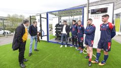 El alcalde Miguel Anxo Fern�ndez Lores y la plantilla del Pontevedra CF conociendo la instalaci�n del CuboFit que se ha colocado en el Manolo Barreiro