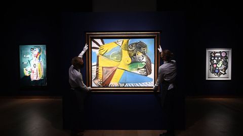 Traslado de un cuadro de Picasso en la galer�a Christie's de Londres, en una imagen de archivo