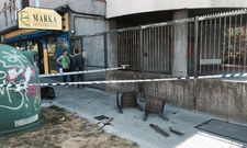 Un charco de sangre junto a las sillas lanzadas, frente al n�mero 15 de la calle Caballeros. 