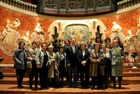 Virtudes, fundadora de La Jarra Melada, de la calle Veedur�a, con su sobrina-nieta Ana, que toma las riendas del negocio fundado hace casi medio siglo.