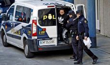 La �nica mujer detenida a�n vest�a las ropas manchadas con la pintura que arroj� a la polic�a.