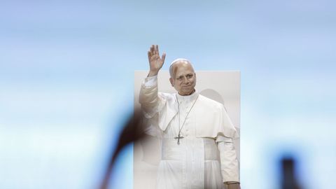El papa, saludando a los voluntarios