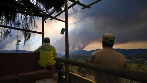 Guardas forestales en un incendio