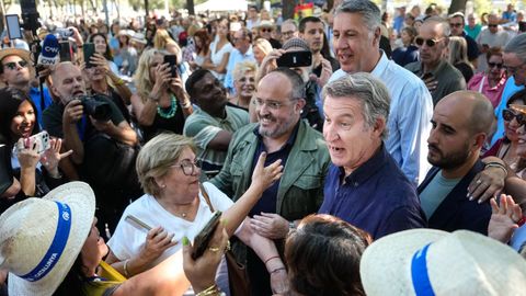 Feijoo en su visita a Badalona con el alcalde