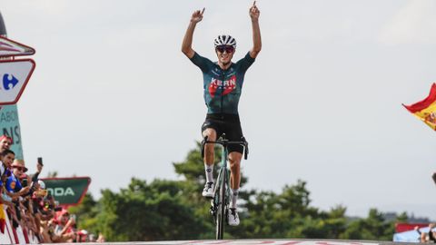 La llegada del ganador de la etapa de La Vuelta, Pablo Castrillo (Kern Pharma) a la estacin de Manzaneda.