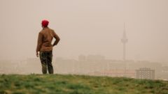 Un hombre observa la calima en Madrid este 15 de marzo 