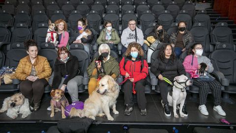 Los participantes de la prueba piloto de los cines Yelmo junto a sus mascotas.