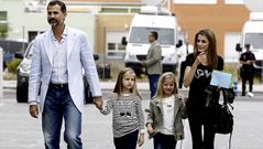 Los Pr�ncipes visitan con sus hijas al Rey
