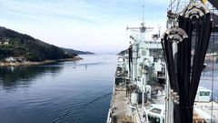 El buque log�stico A-15, durante la maniobra de salida de su base, en Ferrol, el pasado lunes