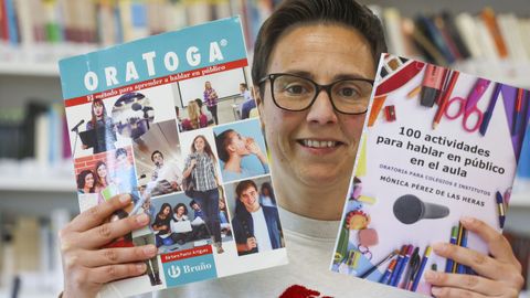 <span lang= gl >Estefan�a, profesora de Galego, con materiais sobre Oratoria, a outra materia que imparte no IES Breamo</span>