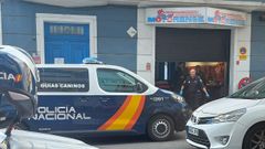 Operaci�n policial antidroga en un taller de motos de Ourense con un perro especializado en detectar estupefacientes.