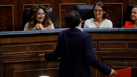 La ministra Montero atiende a Garz�n en el debate sobre el techo de gasto