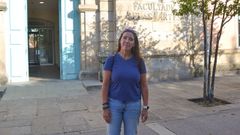 La profesora Carmen Hermo, en la entrada de la facultad, es la �nica candidata al decanato de Belas Artes