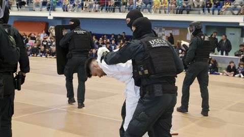 Espectacular despliegue de la Guardia Civil en Pontedeume. 
