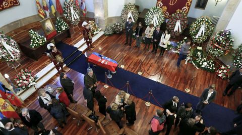 Cientos de personas pasaron a lo largo de la ma�ana de ayer por la capilla ardiente instalada en la Diputaci�n