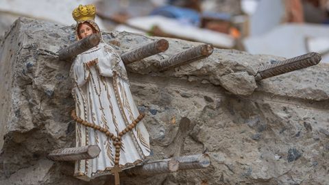 Muestra religiosa entre los escombros en La Guaira