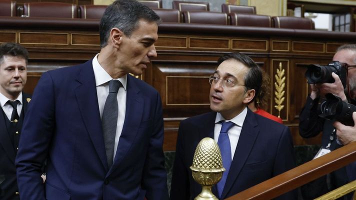 Pedro S&aacute;nchez y el ministro de Exteriores, Jos&eacute; Manuel Albares, en el Congreso de los Diputados.