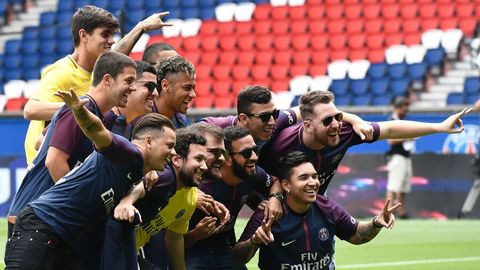 Neymar junto a sus amigos en su presentaci�n con el PSG