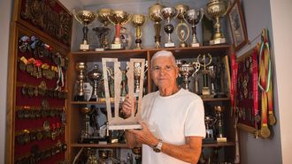 Manuel Paz, con los trofeos conseguidos