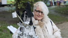 Ver�nica Castro con una de sus brujas, que cre� para este reportaje, con papel de peri�dico