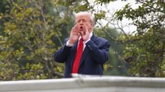 Trump saludando este martes a los medios desde la Casa Blanca