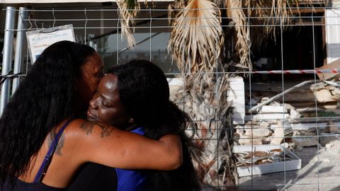 Sara Mboup, prima del senegals fallecido al colapsar el techo de una cafetera en Palma, es consolada por una amiga