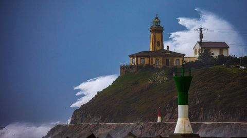 Imagen de archivo de oleaje en el faro de San Juan de Nieva