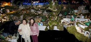 El bel�n de Conxo est� dedicado este a�o a las hermanas Paula (izquierda) y Carolina.