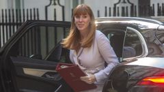 Angela Rayner, a su llegada a Donwning Street.