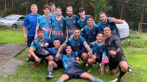 La plantilla del Celeiro celebra un triunfo reciente contra el Castroverde en Trasvas.